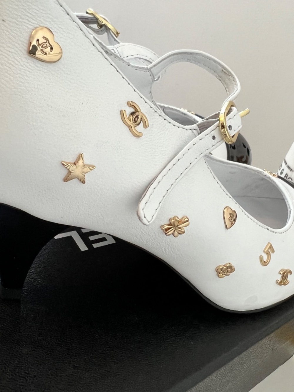 Chanel Patent Cap Toe Charms Mary Jane Pumps SZ 38 - Picture 8 of 10